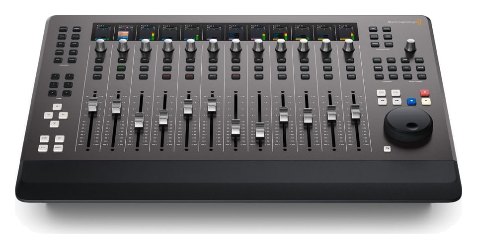Blackmagic Design Fairlight Desktop Console – Dvanáct plně vybavených kanálů