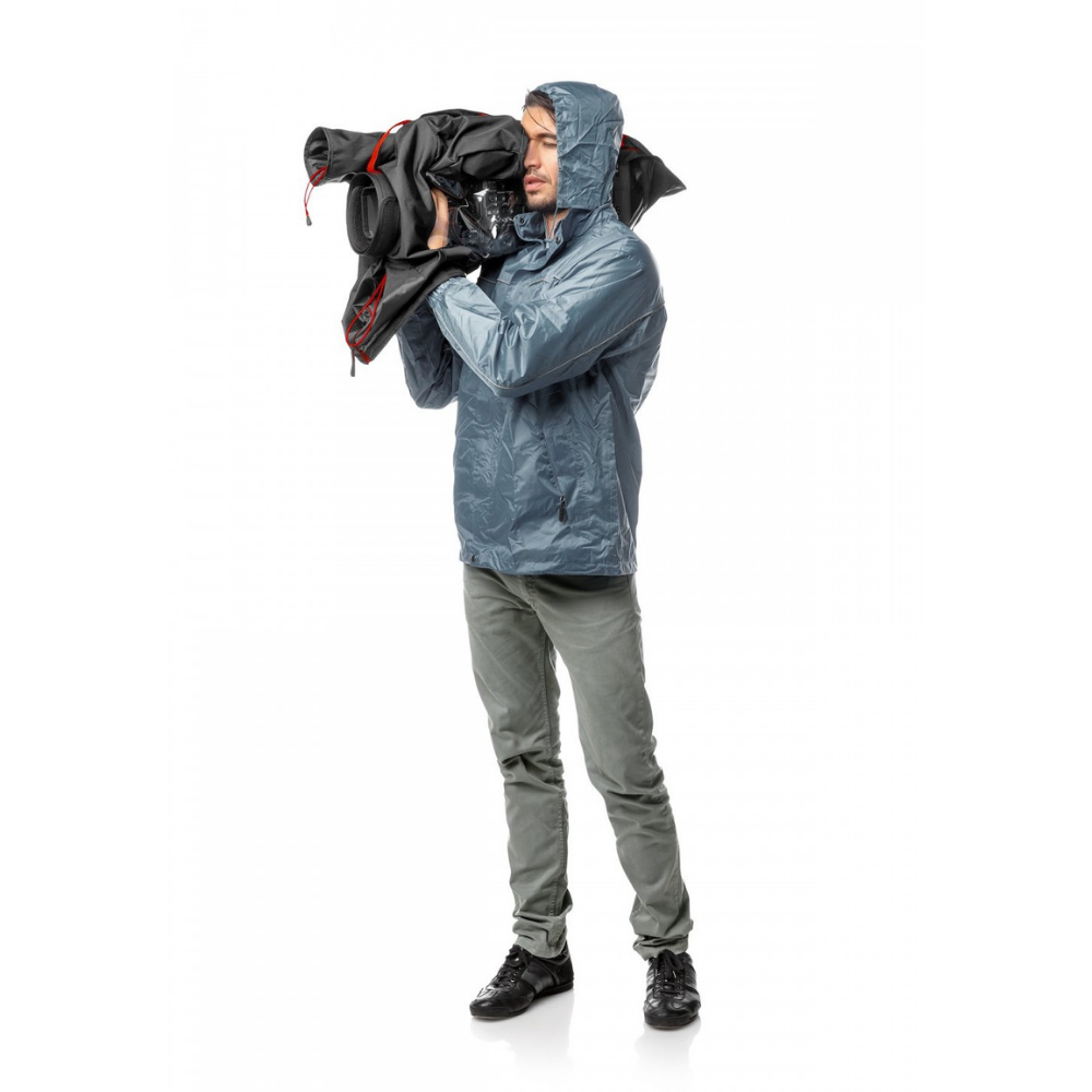 Kameraman používá velkou videokameru s pláštěnkou Manfrotto RC-1