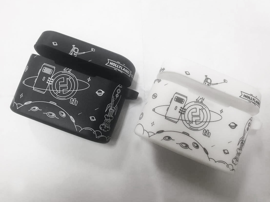 Hollyland Lark charging case protector při použití