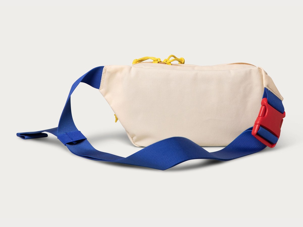 Rückseite der Long Weekend Monterey Sling mit verstellbarem Gurt und Schnalle