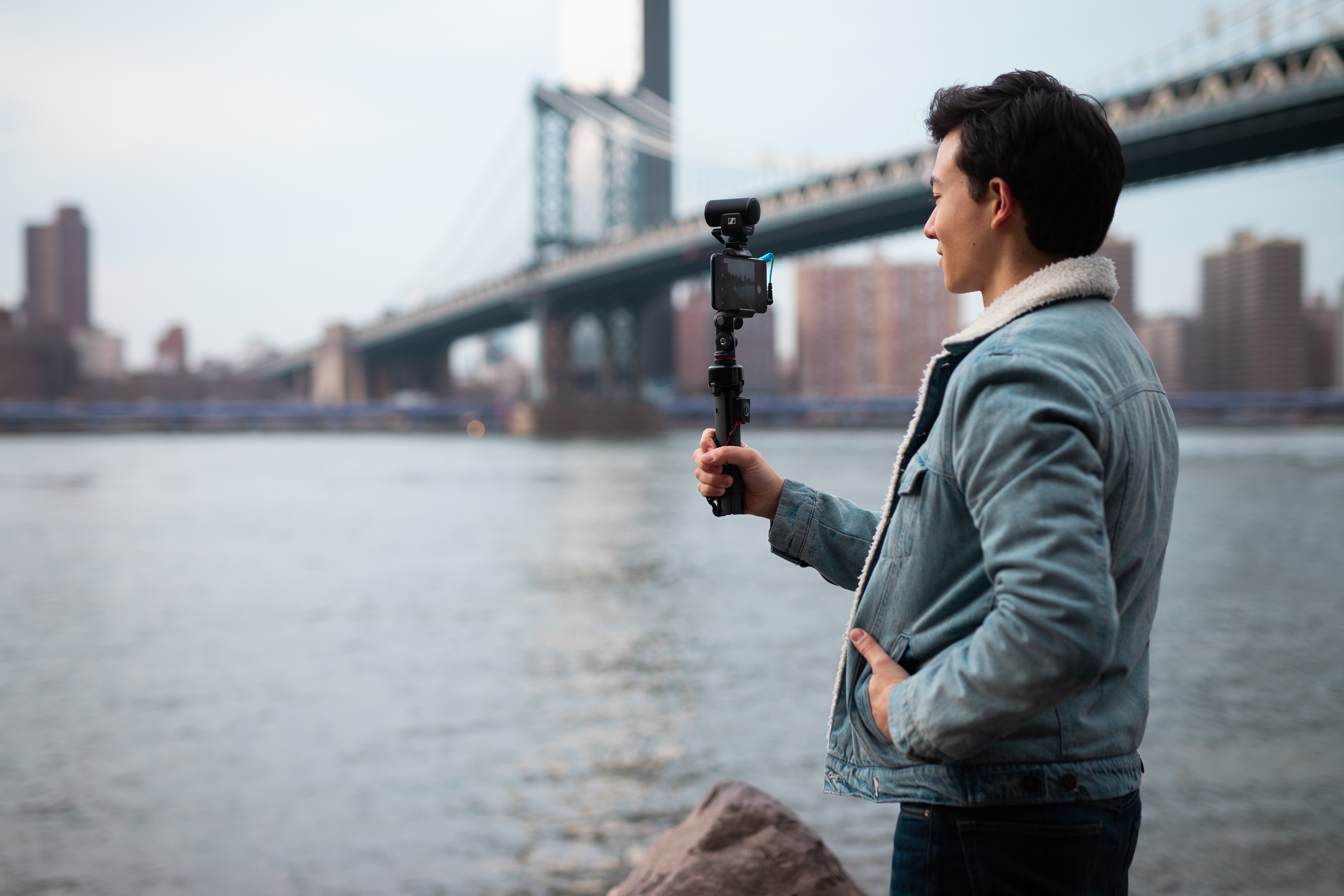 Tvůrkyně natáčí smartphone upevněným v držáku Sennheiser MKE 200 Mobile Kit