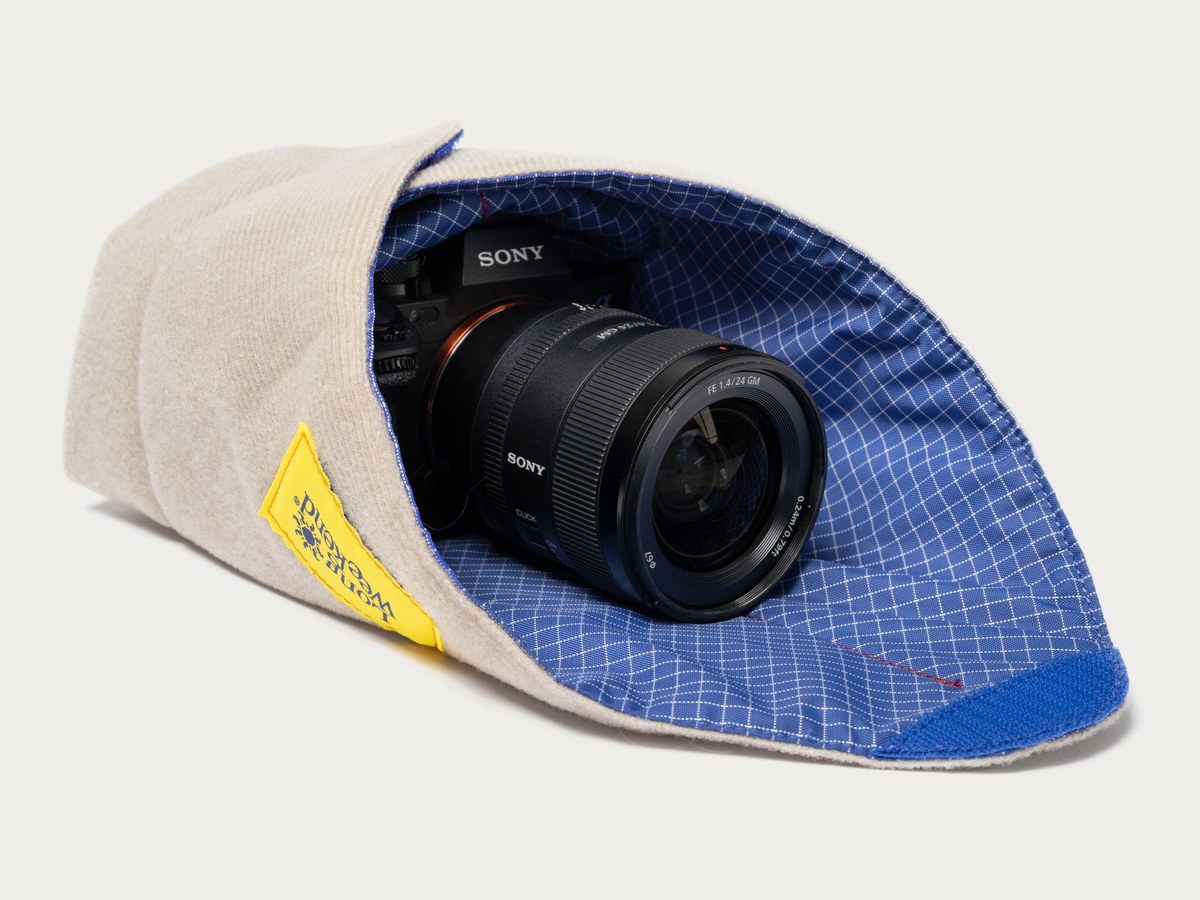 Fotoaparát zabalený v obalu Long Weekend Padded Camera Wrap