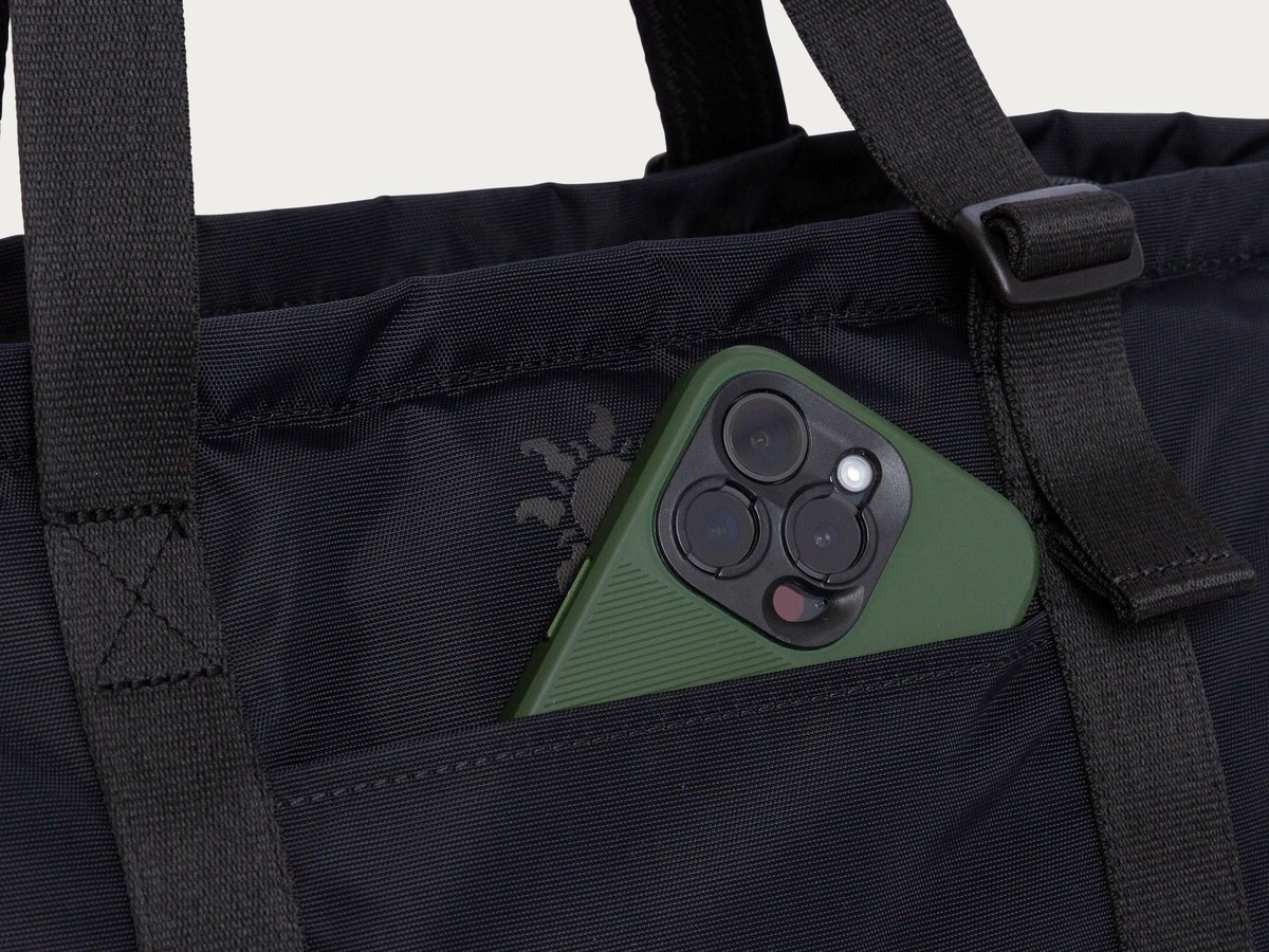 Telefon v zasouvací kapse tašky Beacon Tote