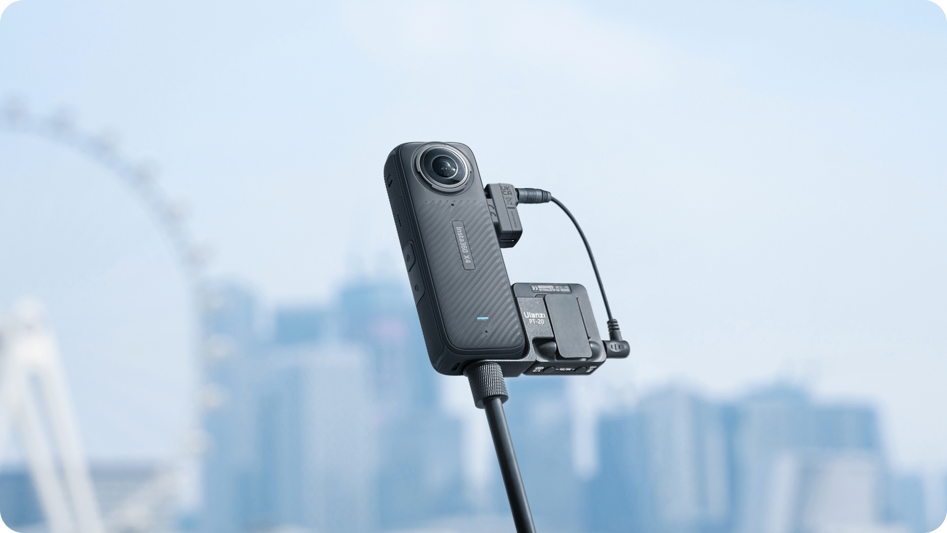 Insta360 X4 adaptér pro mikrofon attached to the Insta360 X4
