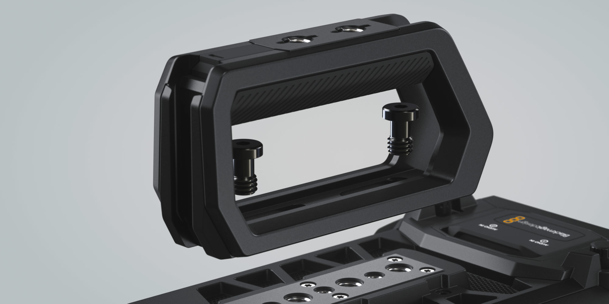 Blackmagic URSA Cine Handle na pracovní sestavě