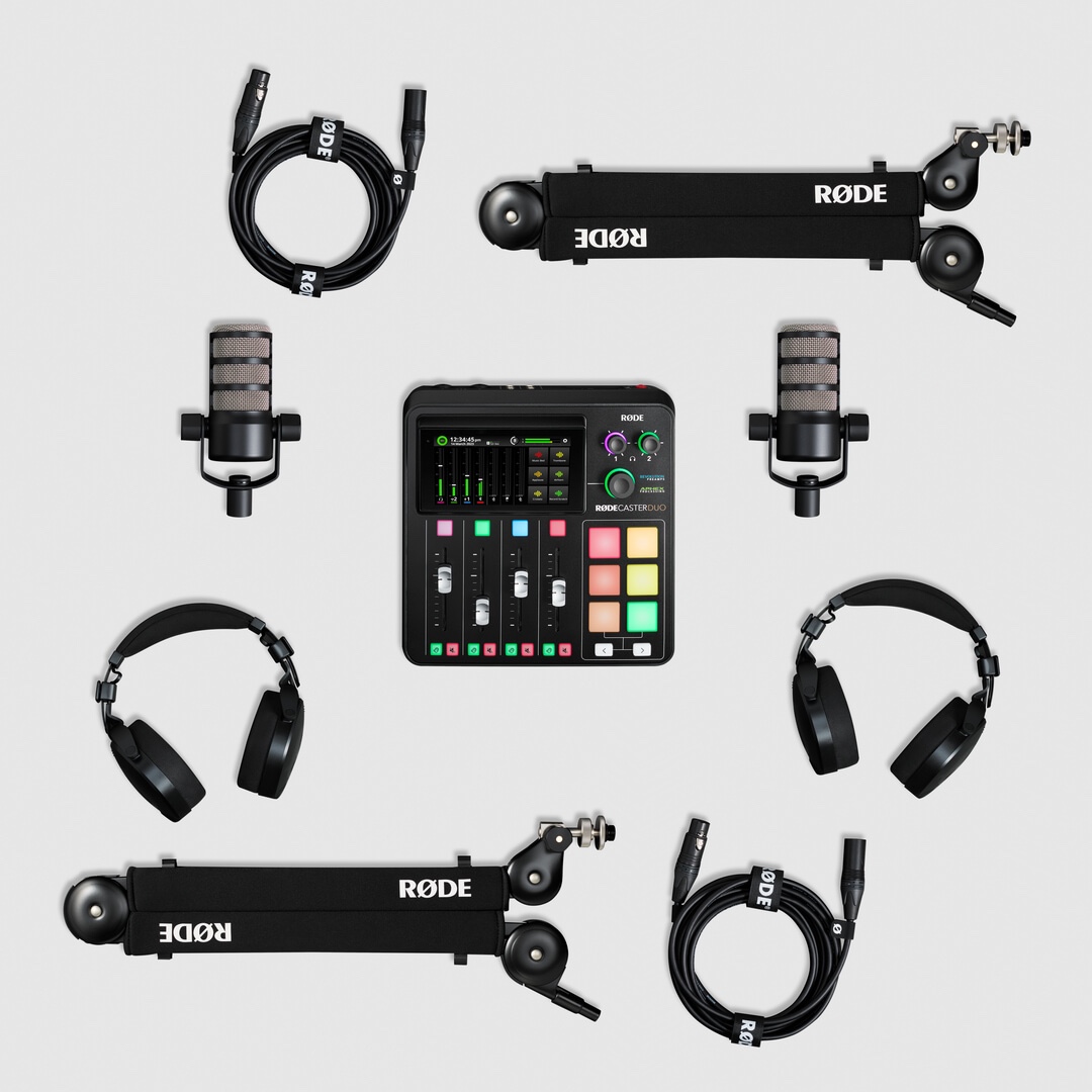 Konfigurovatelné podcastové studio RØDE pro jednu, dvě nebo čtyři osoby, postavené na RØDECaster Pro II nebo RØDECaster Duo a sladěných mikrofonech, sluchátkách, ramenech a kabeláži.