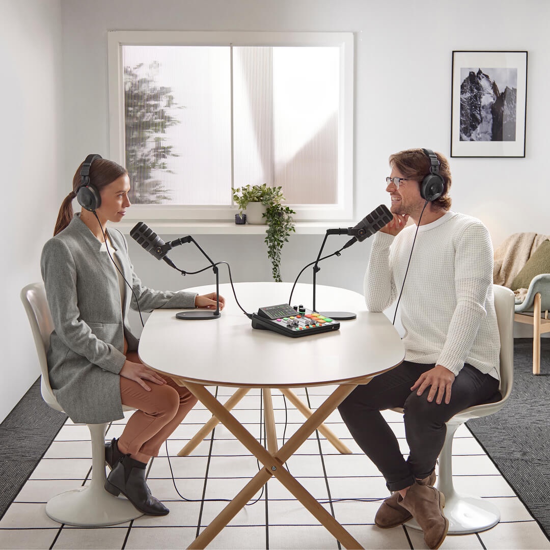 Konfigurovatelné podcastové studio RØDE pro jednu, dvě nebo čtyři osoby, postavené na RØDECaster Pro II nebo RØDECaster Duo a sladěných mikrofonech, sluchátkách, ramenech a kabeláži.