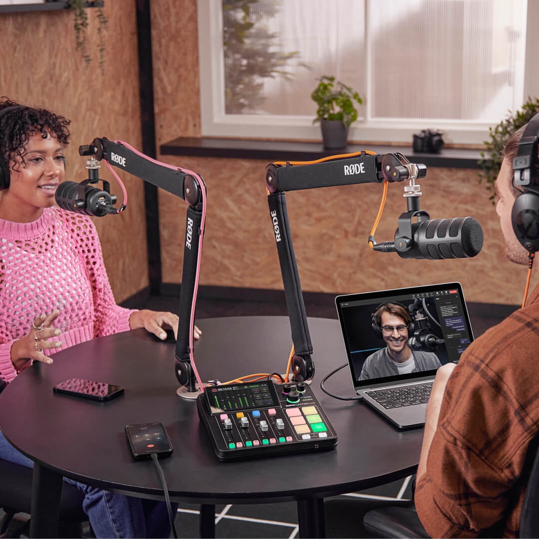 Konfigurovatelné podcastové studio RØDE pro jednu, dvě nebo čtyři osoby, postavené na RØDECaster Pro II nebo RØDECaster Duo a sladěných mikrofonech, sluchátkách, ramenech a kabeláži.