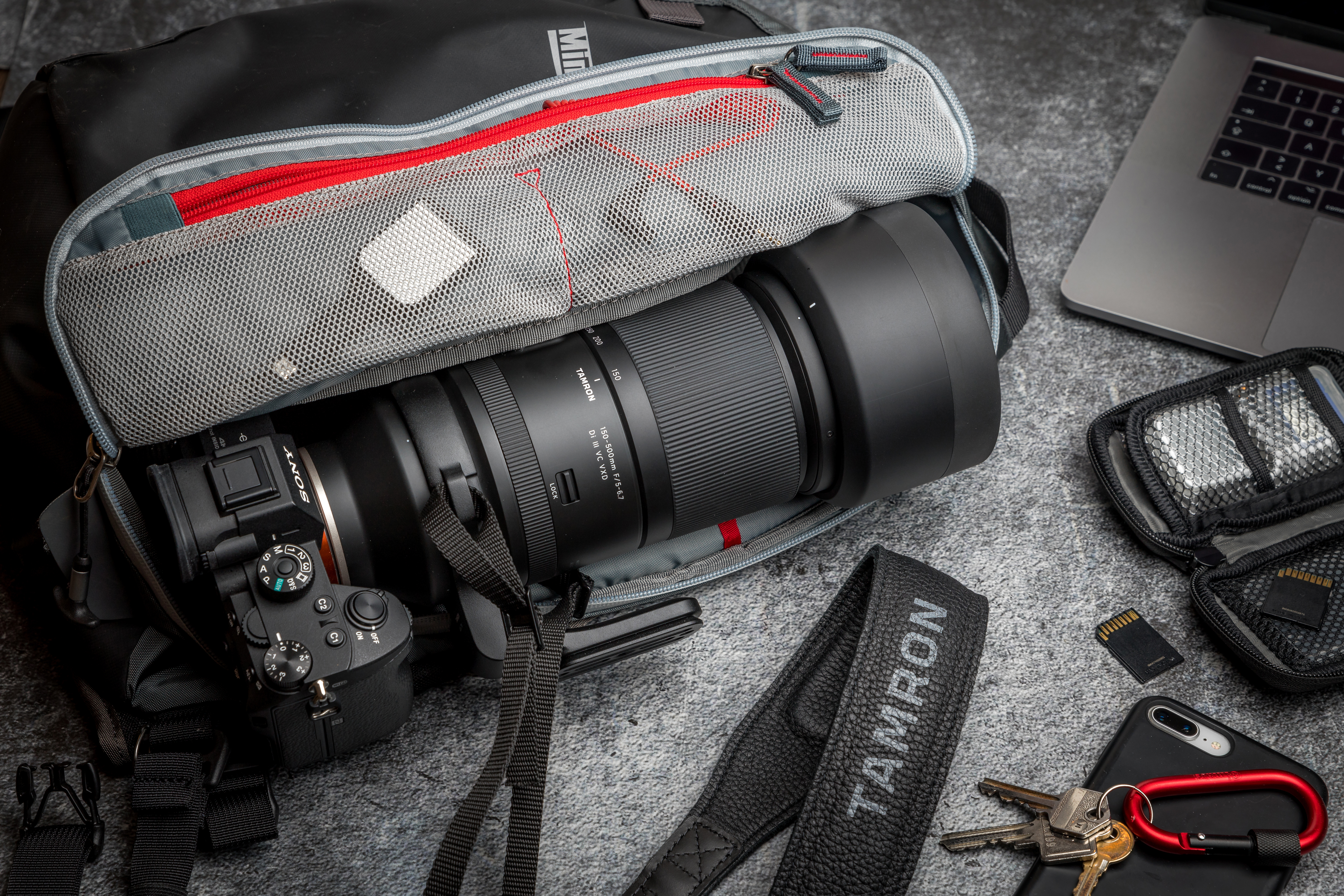 Objektiv Tamron na fotoaparátu v tašce