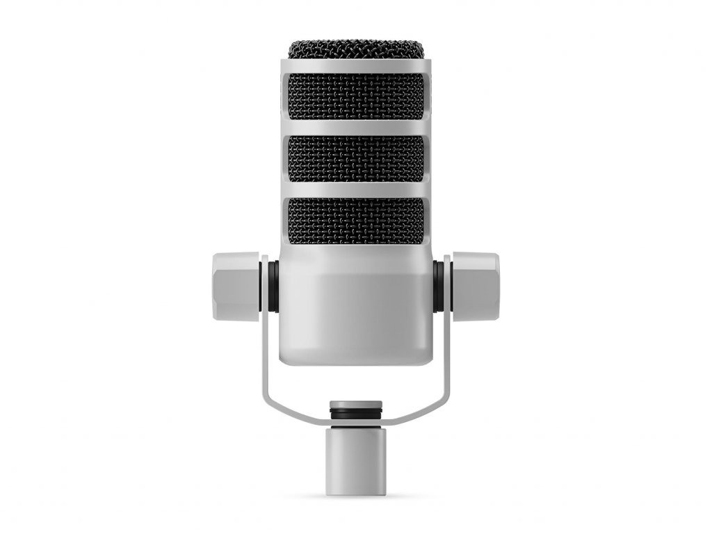 Bílý dynamický mikrofon vysílací kvality optimalizovaný pro podcasting, streaming, gaming a voice-over, s integrovaným otočným držákem a vnitřním pop filtrem.
