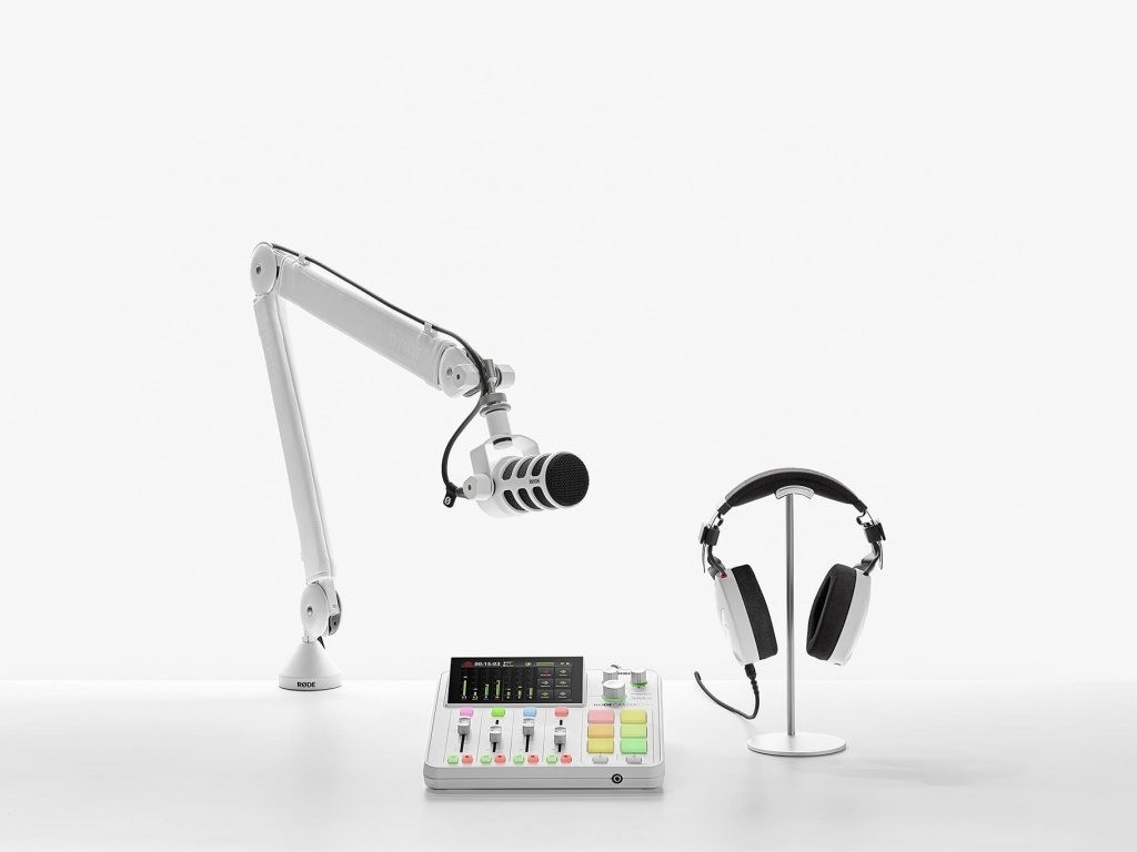 Bílý dynamický mikrofon vysílací kvality optimalizovaný pro podcasting, streaming, gaming a voice-over, s integrovaným otočným držákem a vnitřním pop filtrem.