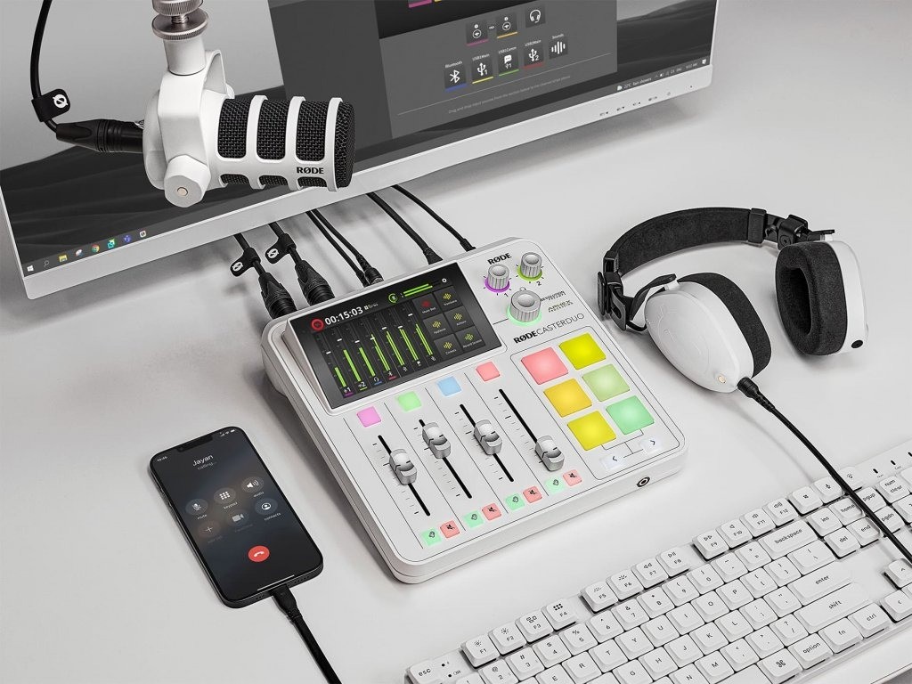 Bílý dynamický mikrofon vysílací kvality optimalizovaný pro podcasting, streaming, gaming a voice-over, s integrovaným otočným držákem a vnitřním pop filtrem.