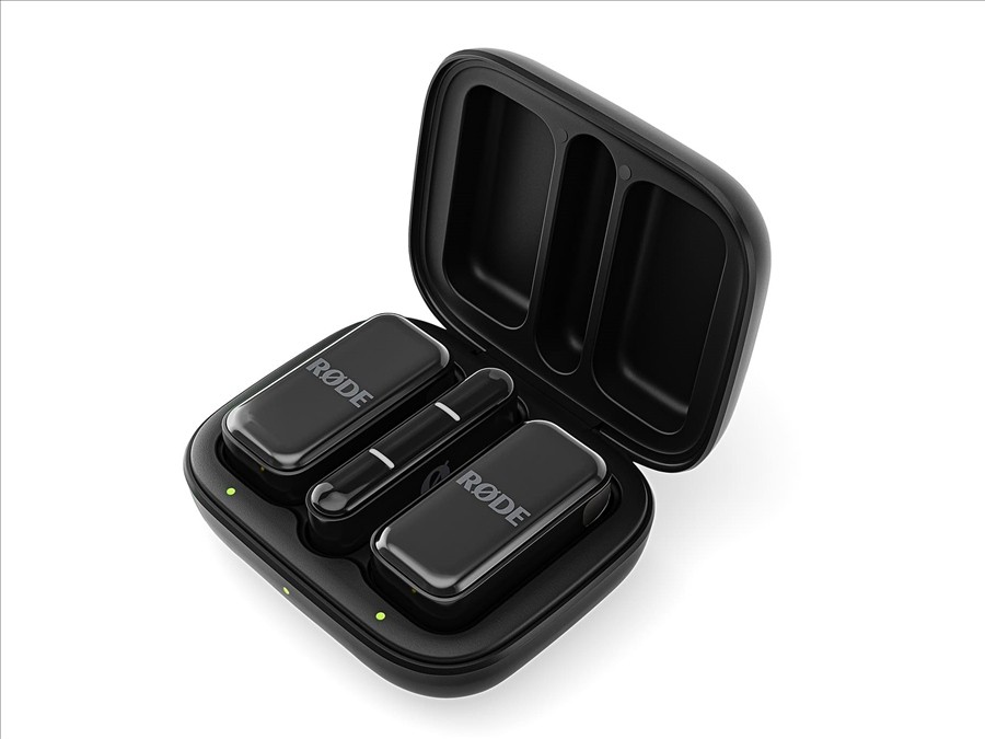 Ultrakompaktní dvoukanálový bezdrátový mikrofonní systém v černá provedení s přijímačem USB-C, inteligentním GainAssist a celkovou výdrží až 21 hodin s nabíjecím pouzdrem.