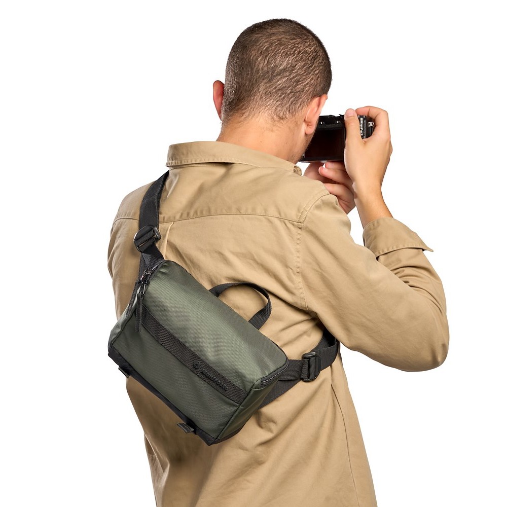 Manfrotto Street Waist Bag MB MS2-WB při nošení přes rameno