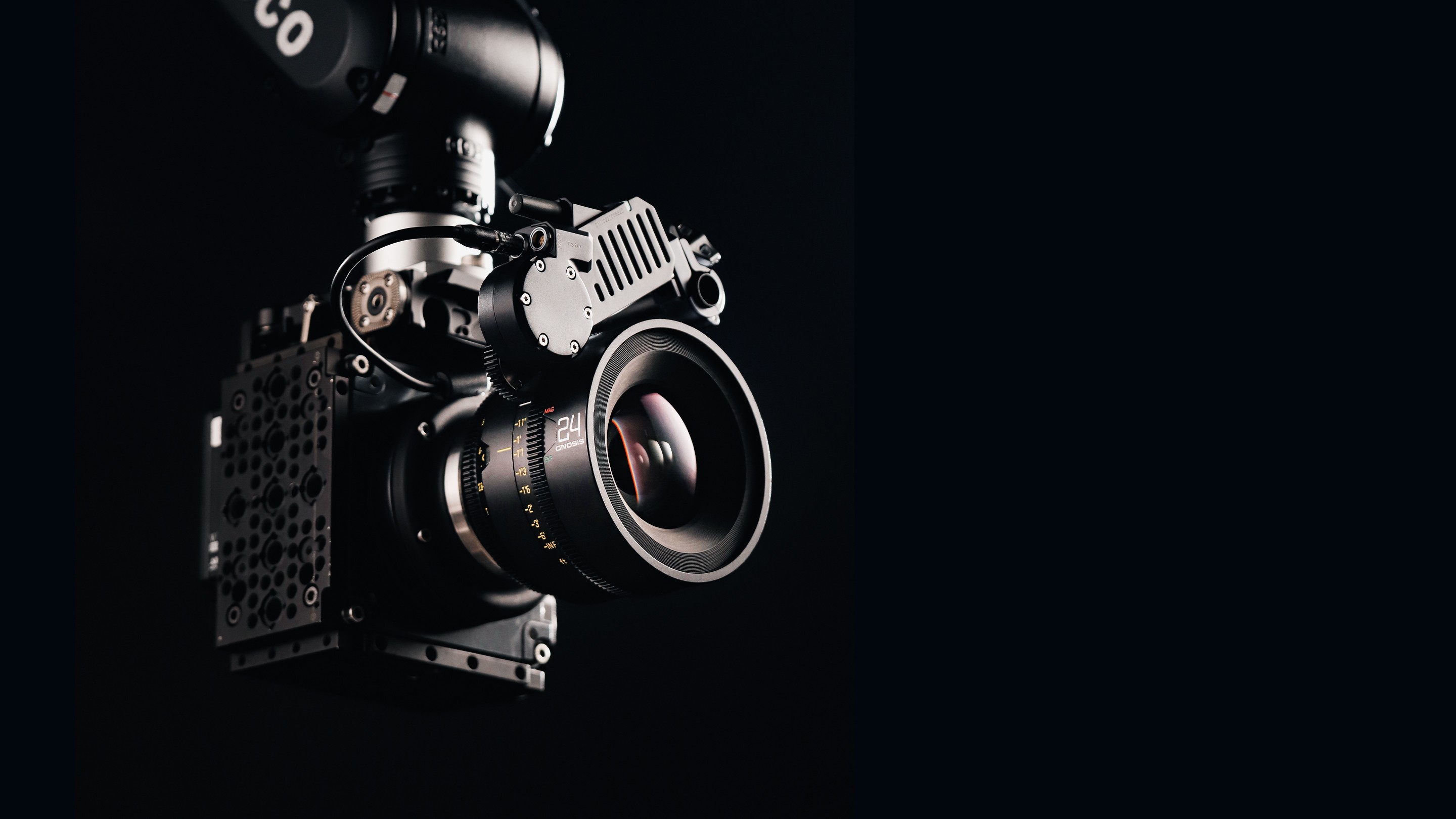 Objektiv DZOFilm Gnosis Macro 24 mm nasazený na filmové kameře