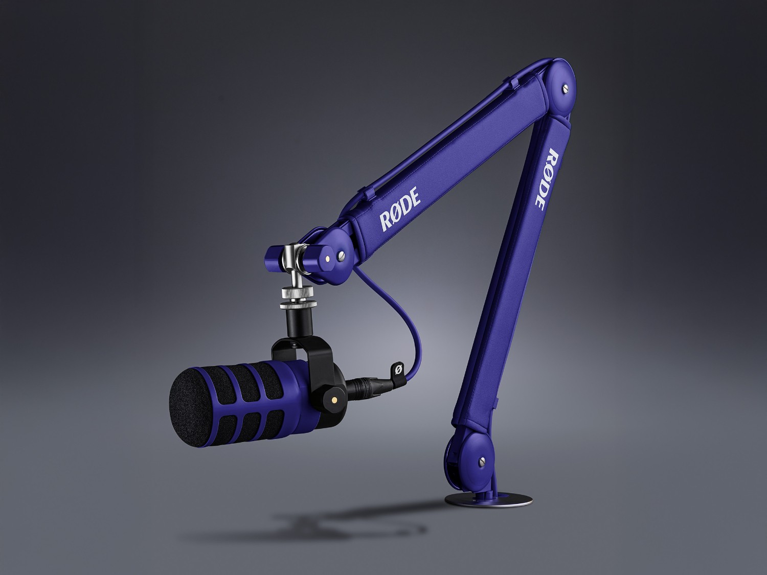 Fialové rameno RØDE PSA1+ s mikrofonem v moderním studiu