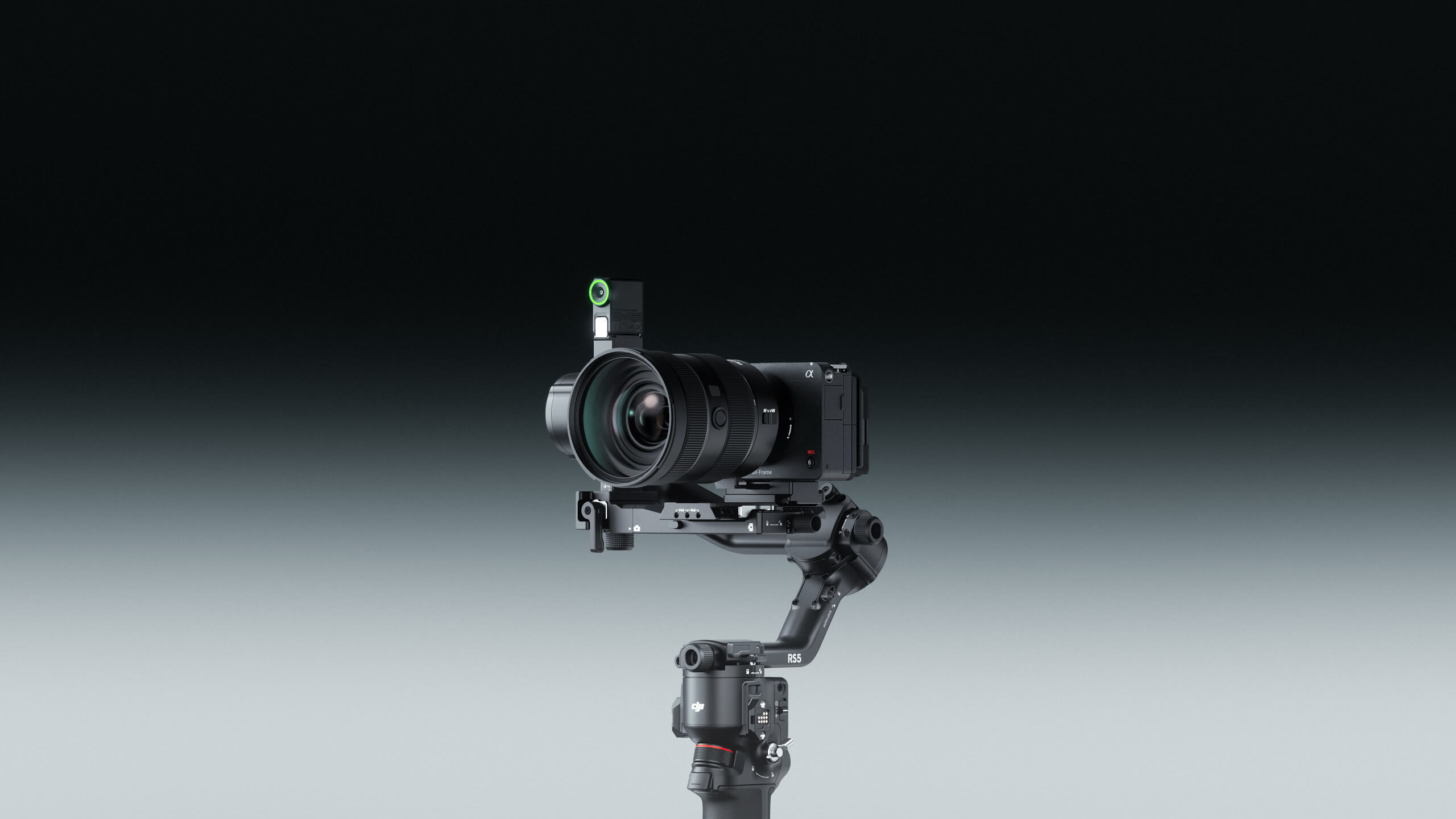 DJI RS 5 s pritrjenim brezzrcalnim fotoaparatom in modulom za sledenje