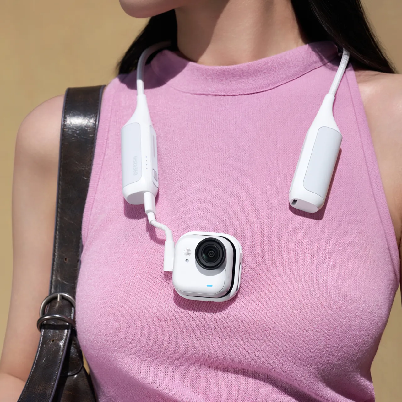 Kamera GO Ultra nošená na hrudi s držákem FOMO Power Neck Mount
