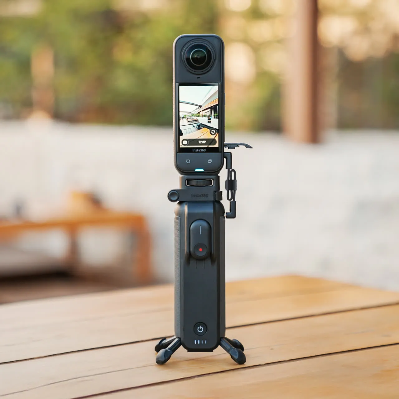 Kamera Insta360 na statíve Quadpod rukoväti FOMO Power Handle