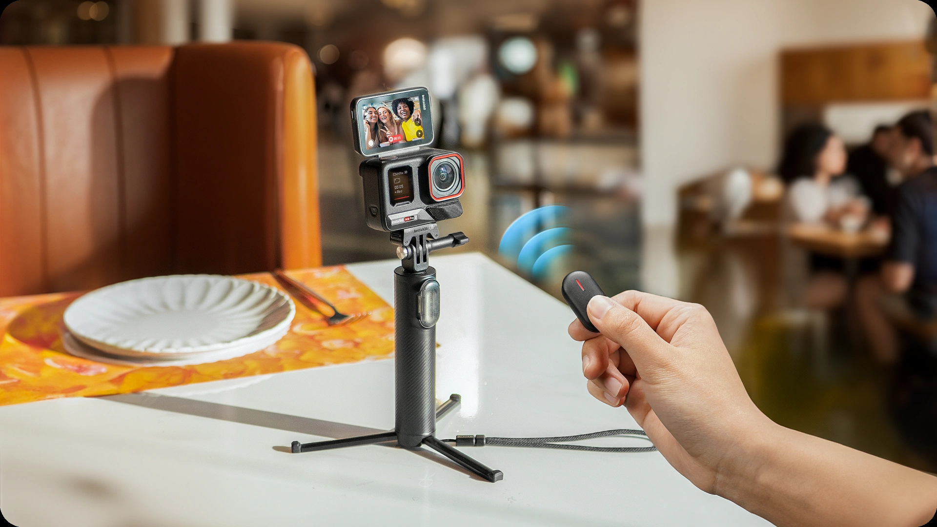 Spuštění záznamu ovladačem Mini Remote u kamery na stolním stativu