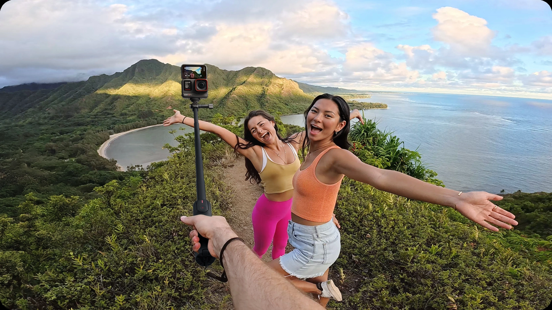 Insta360 Mini 2-in-1 Tripod 2.0 při použití jako vysunutá selfie tyč