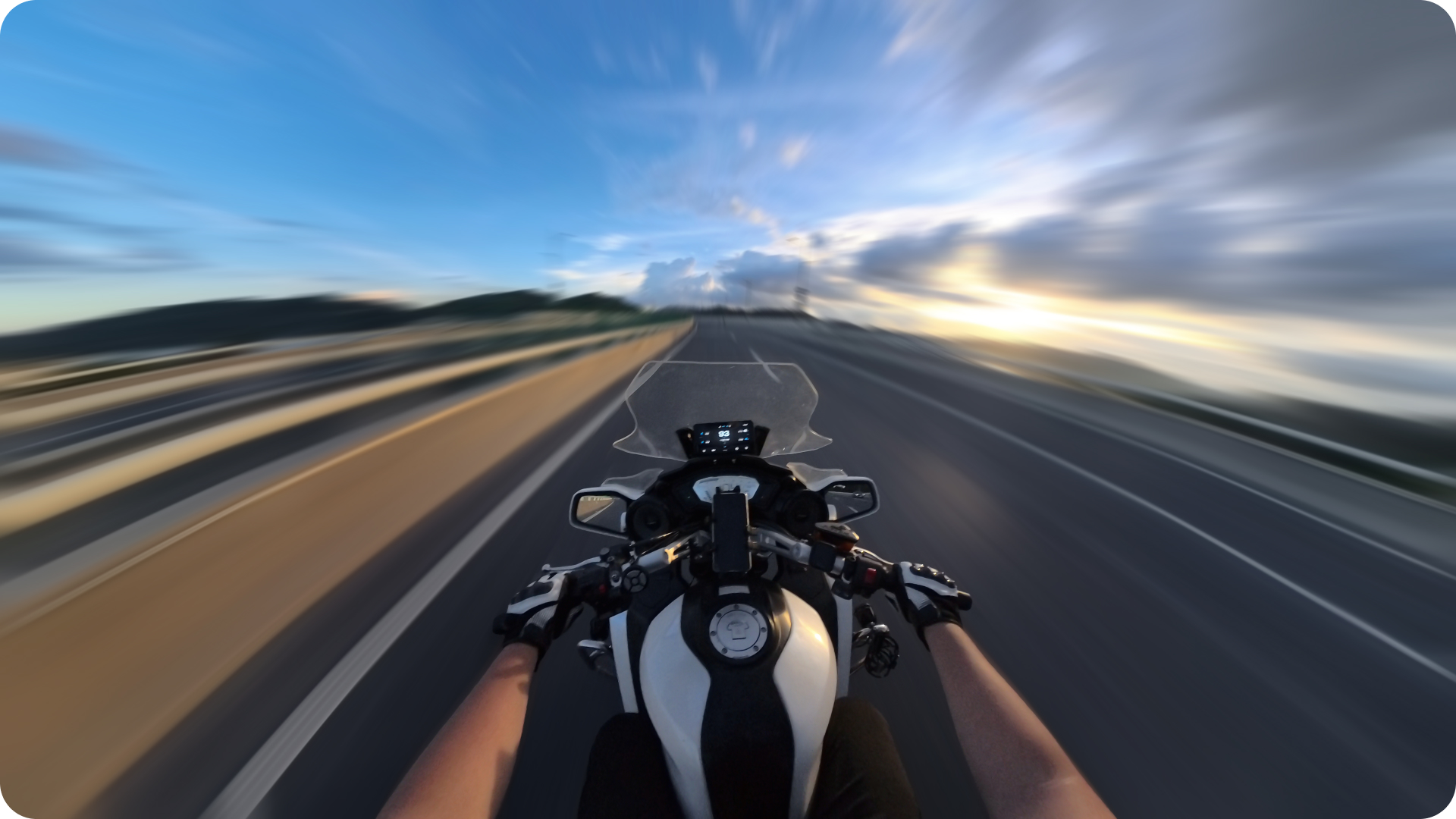 Insta360 X5 z nameščenim filtrom ND med snemanjem na motociklu
