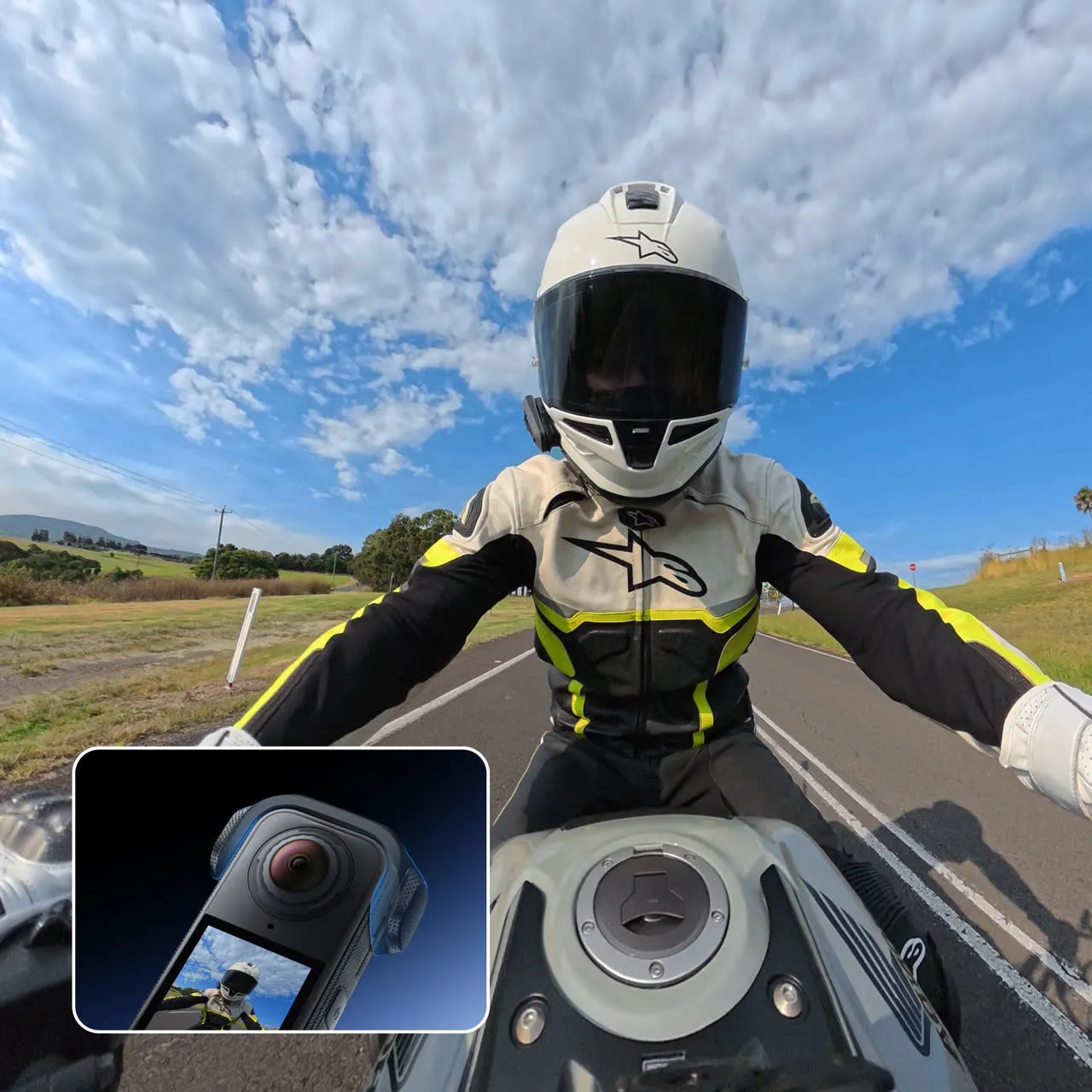 Snímek oficiální stránky Insta360: X4 Air při jízdě na motorce