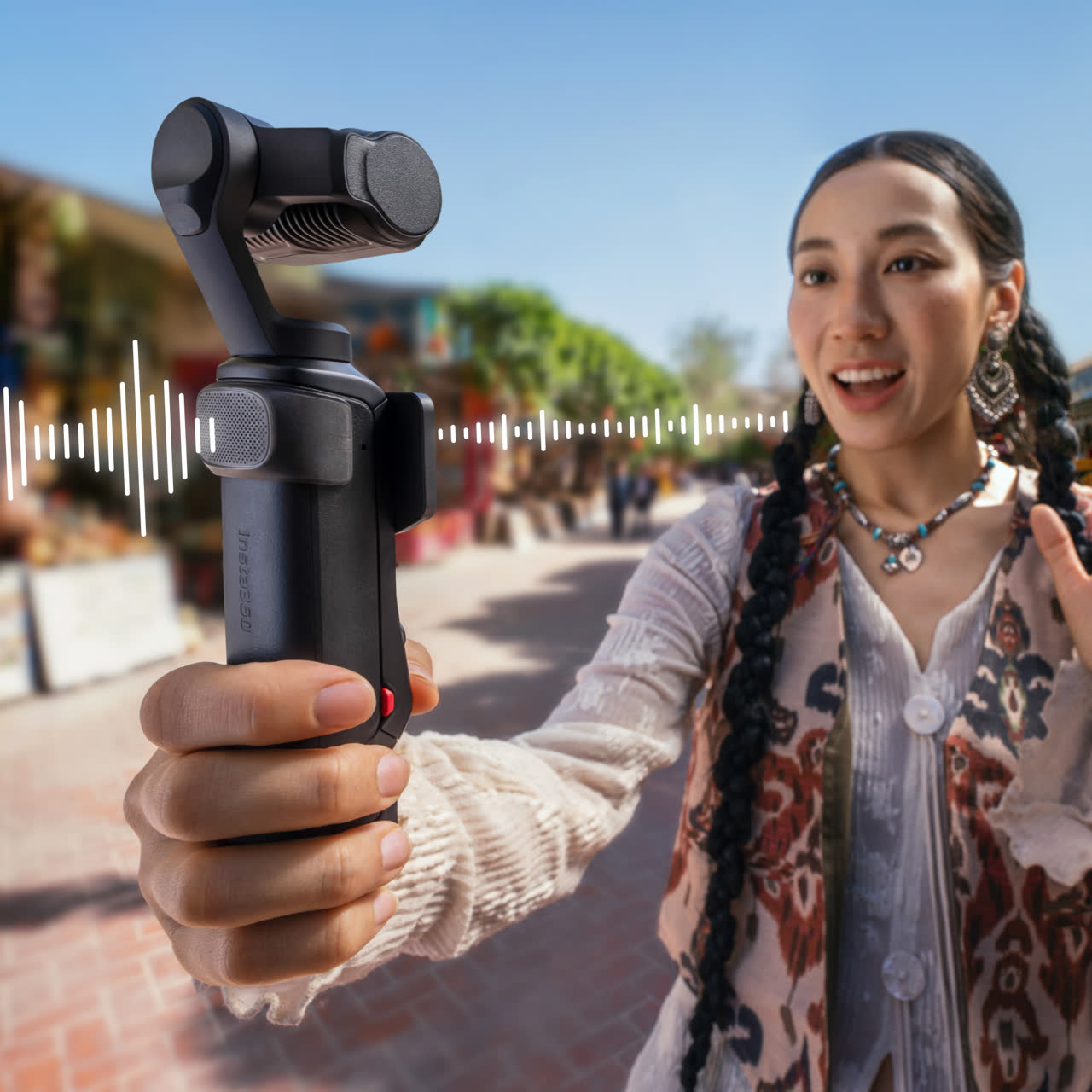 Kamera Insta360 Luna s větrným krytem při venkovním natáčení