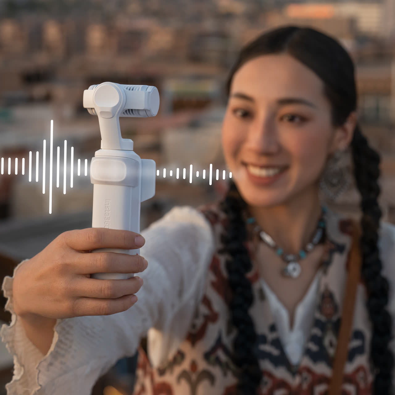 Kamera Insta360 Luna s větrným krytem při venkovním natáčení