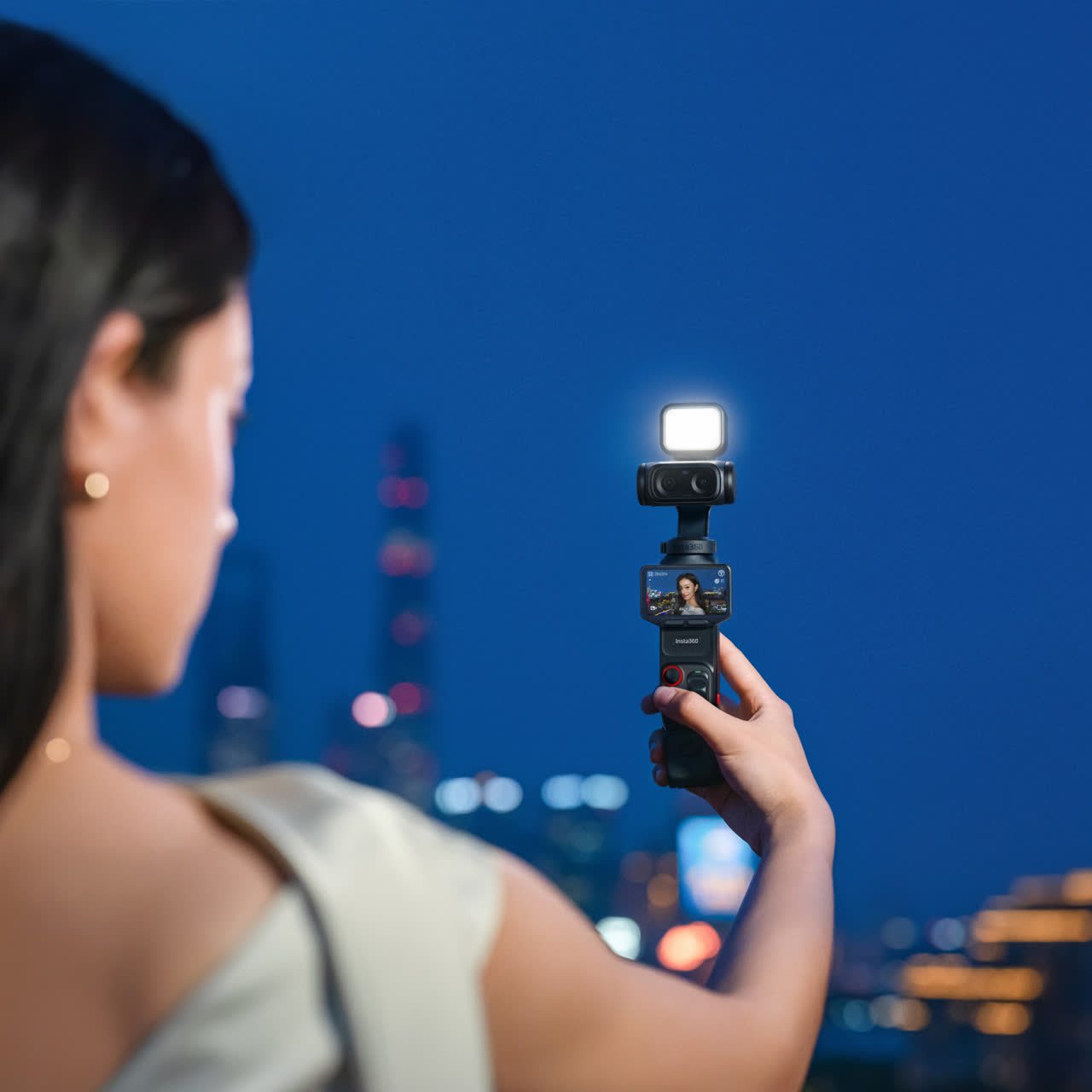 Mini Fill Light při natáčení s kamerou Insta360 Luna Ultra