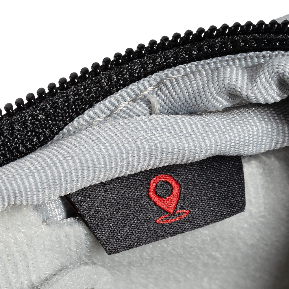 Skrytá kapsa na AirTag v batohu Manfrotto UNCOVER Backpack 30L