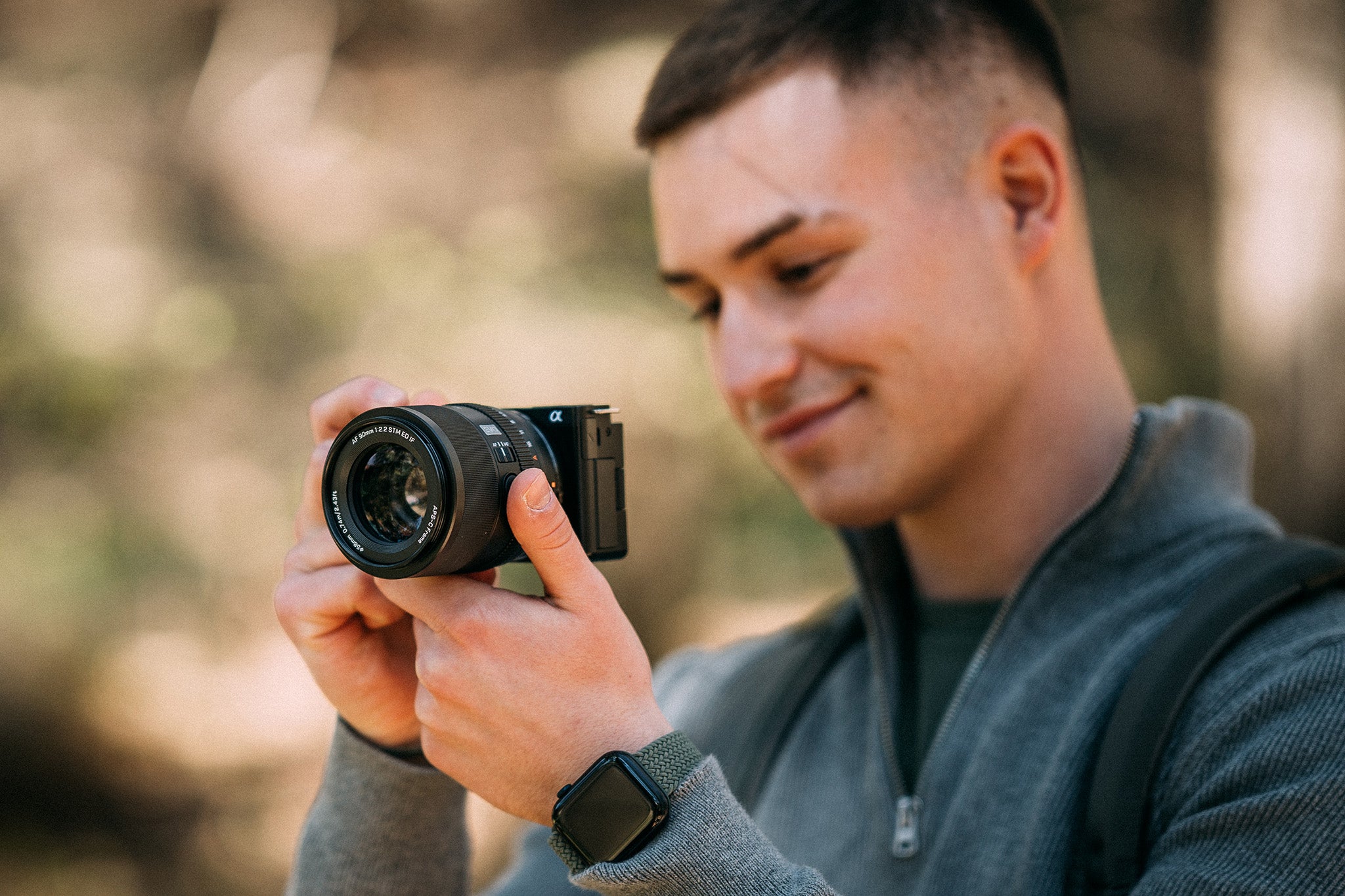 Kompaktní objektiv Viltrox AF 90 mm F2.2 Z v ruce