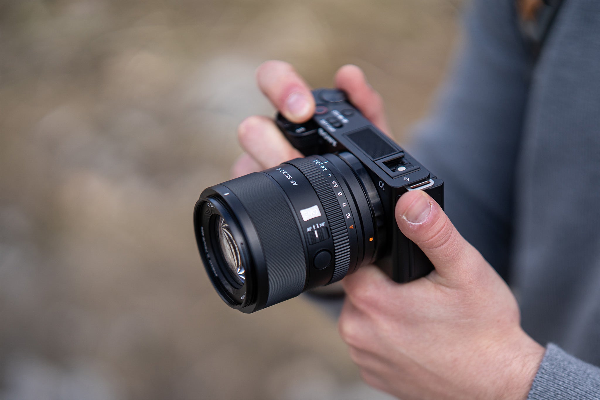 Portrétní kresba objektivu Viltrox 90 mm