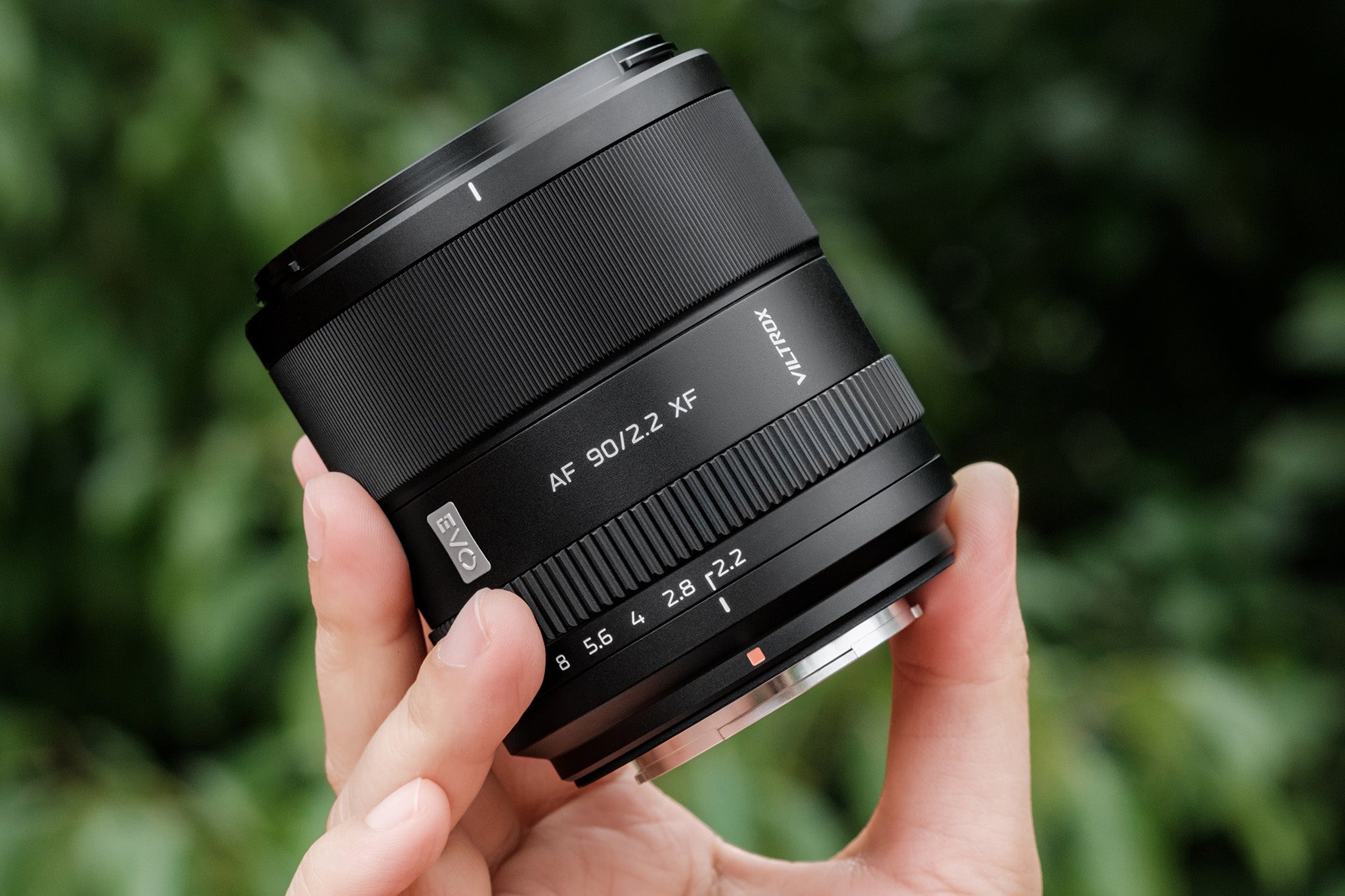 Kompaktní objektiv Viltrox AF 90 mm F2.2 XF v ruce