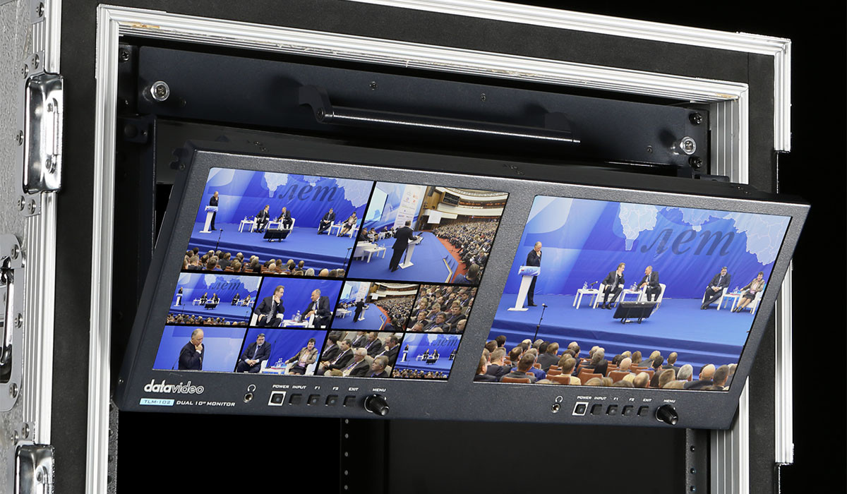 Dvojitý monitor Datavideo TLM-102 v rackovej inštalácii počas produkcie