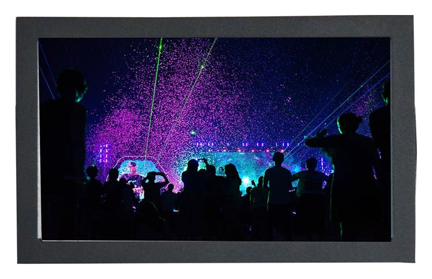 Vstup DVI, průchozí výstup a USB