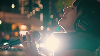 Sirui 40 mm T1,8 1,33× S35 AF anamorfní (Nikon Z, neutrální odlesk) – Typický anamorfní bokeh