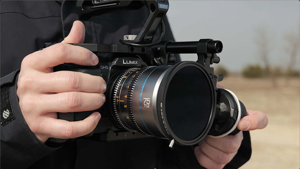 Sirui Nightwalker 75 mm T1,2 S35 manuální cine objektiv (Fujifilm X, kovově šedý) – Do ruky i na gimbal