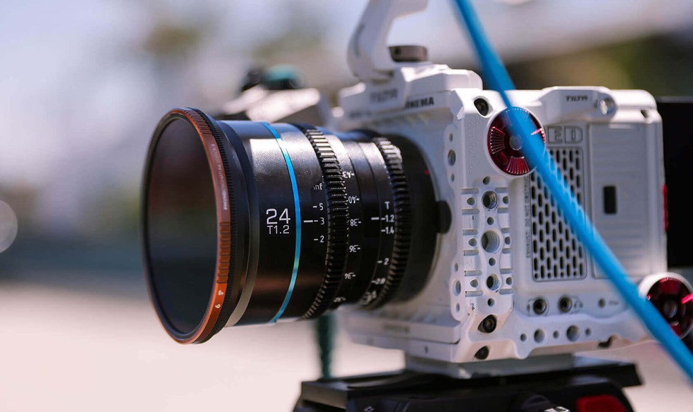 Sirui Nightwalker 24 mm T1,2 S35 manuální cine objektiv (Fujifilm X, černý) – Do ruky i na gimbal