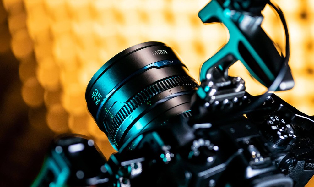 Sirui Nightwalker 35 mm T1,2 S35 manuální cine objektiv (MFT, černý) – Do ruky i na gimbal