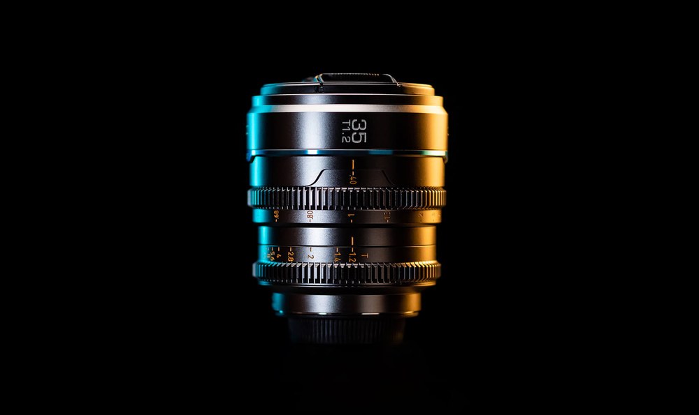 Sirui Nightwalker 35 mm T1,2 S35 manuální cine objektiv (L-Mount, kovově šedý) – Do ruky i na gimbal