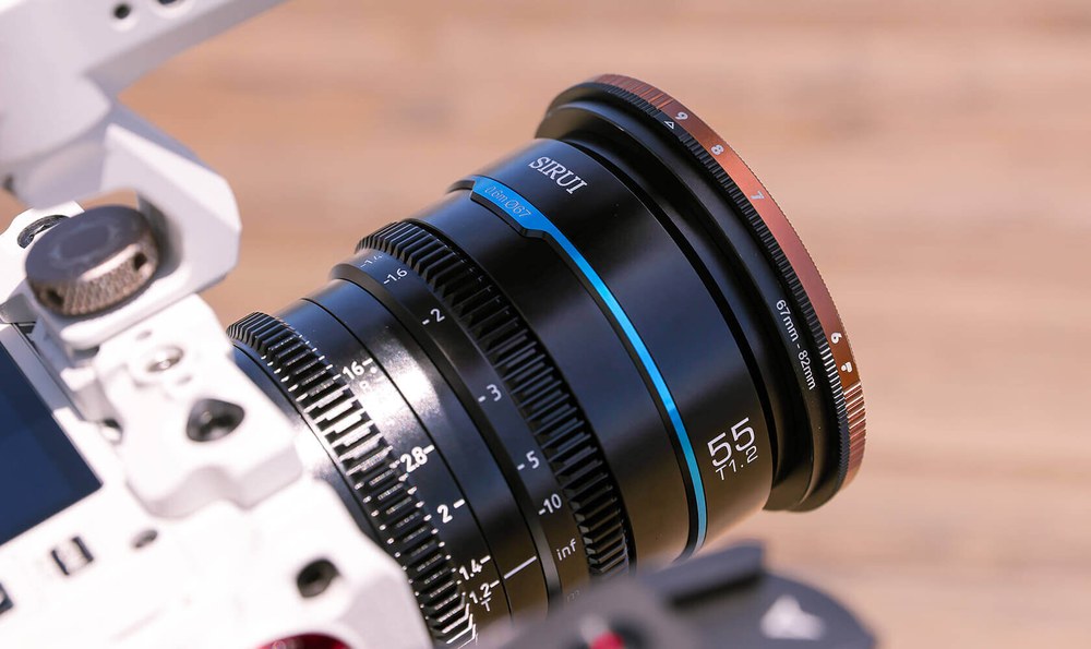 Sirui Nightwalker 55 mm T1,2 S35 manuální cine objektiv (Fujifilm X, černý) – Do ruky i na gimbal