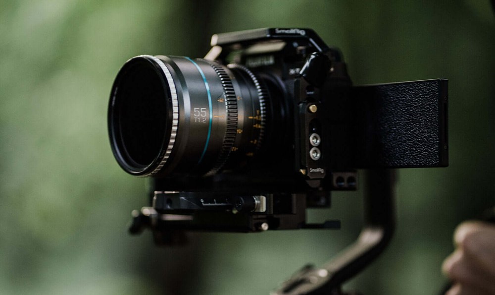 Sirui Nightwalker 55 mm T1,2 S35 manuální cine objektiv (L-Mount, kovově šedý) – Do ruky i na gimbal