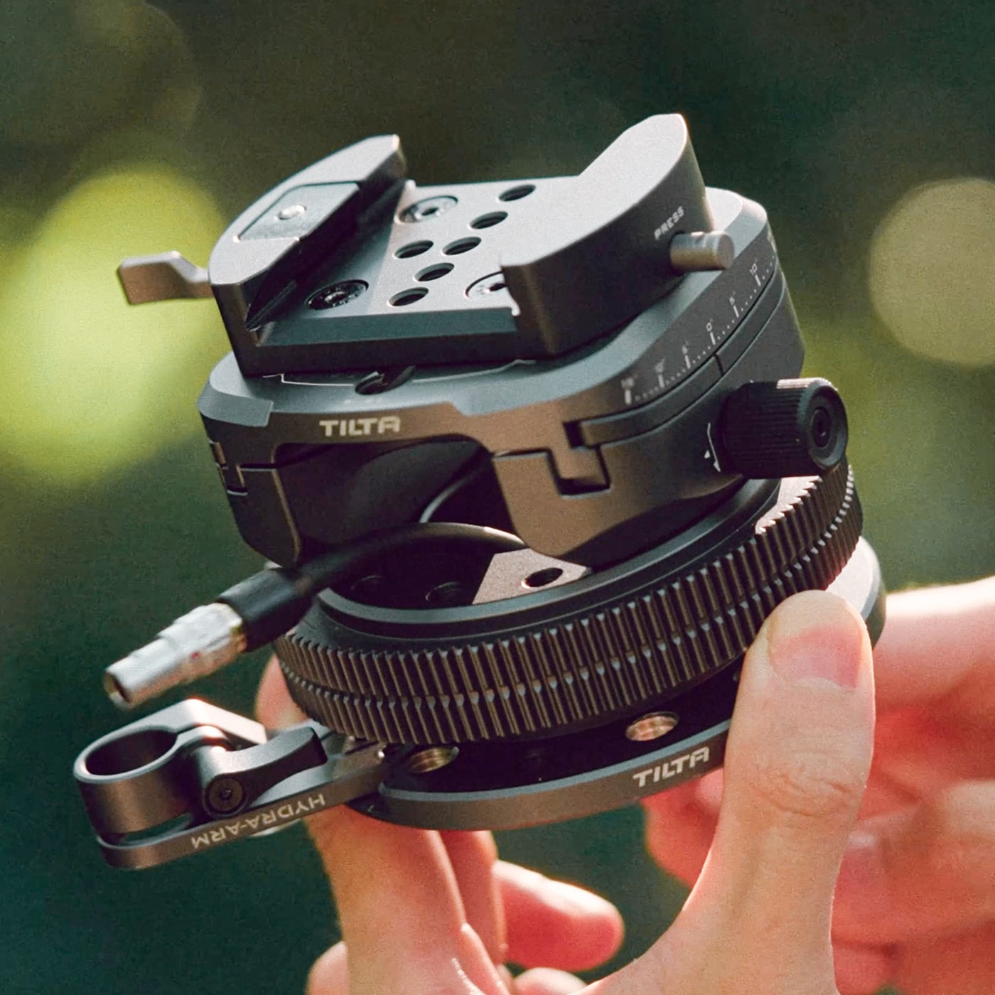 Den Schwenk steuert ein Follow-Focus-Motor