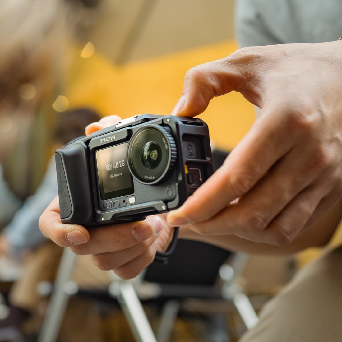Akční kamera, která se drží jako fotoaparát
