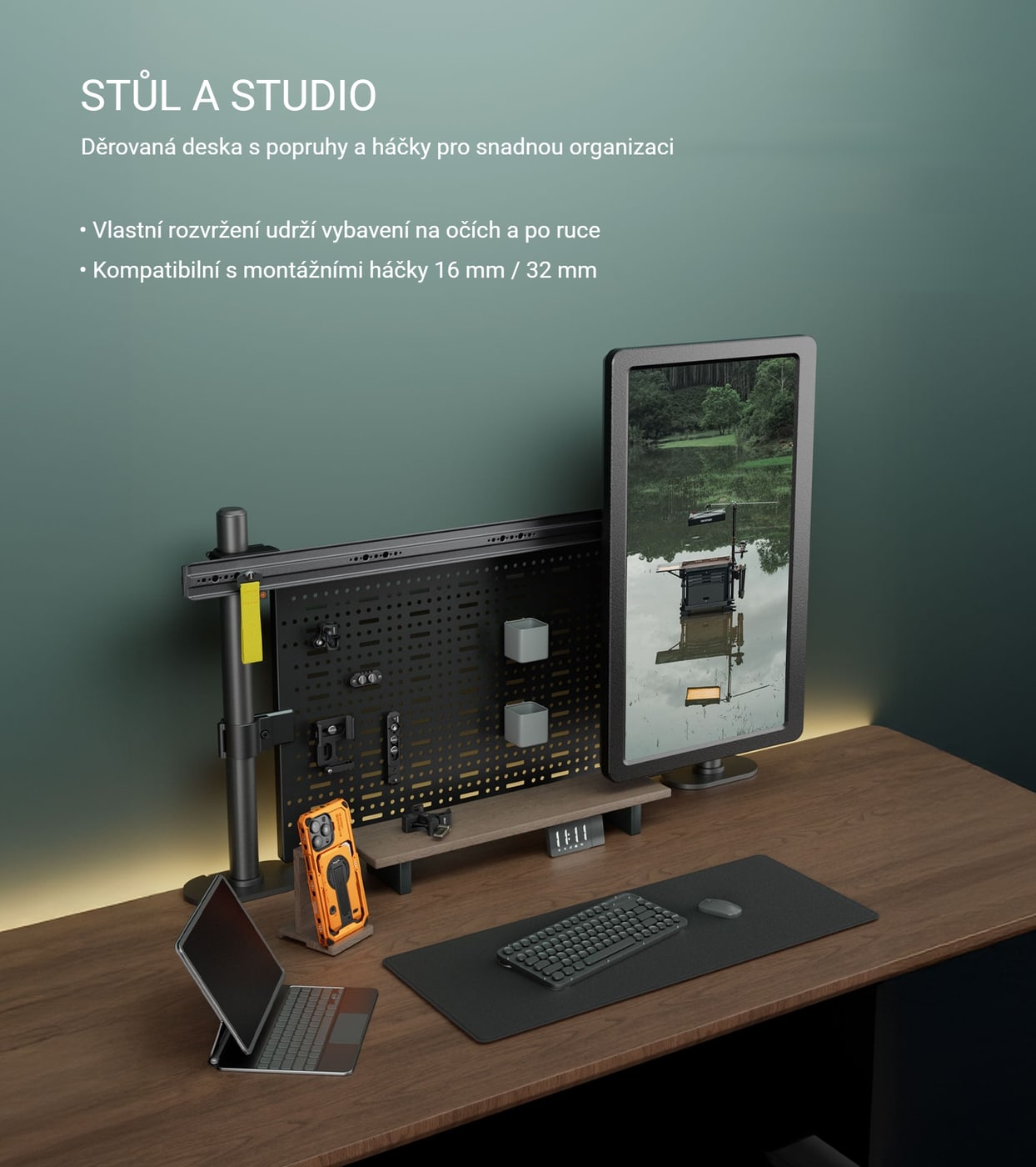 Pracovní stůl ve studiu i doma