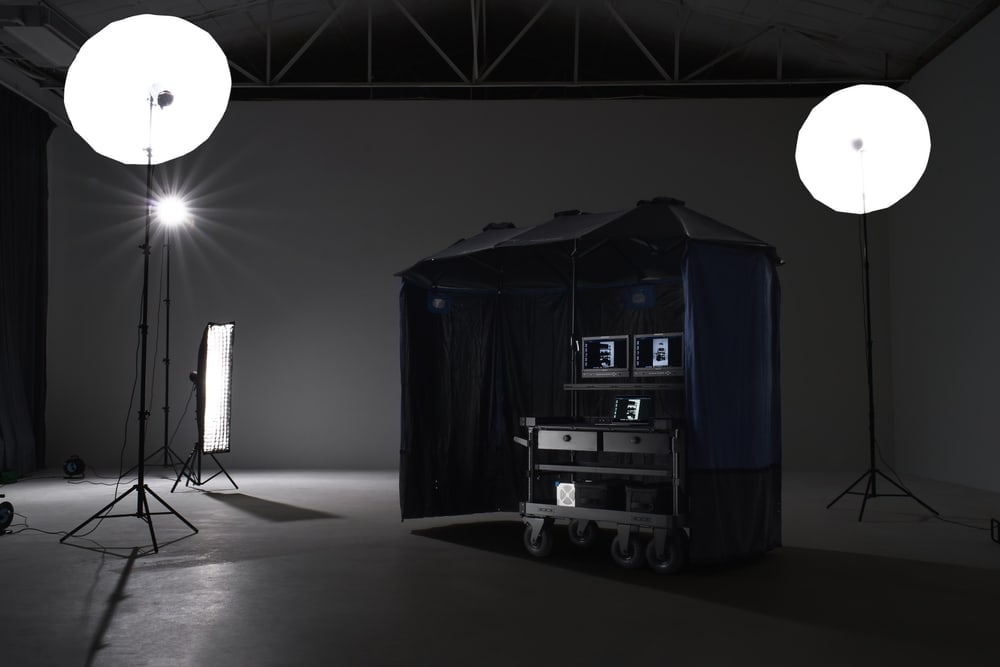 Se zatemňovacími plachtami je z něj video village