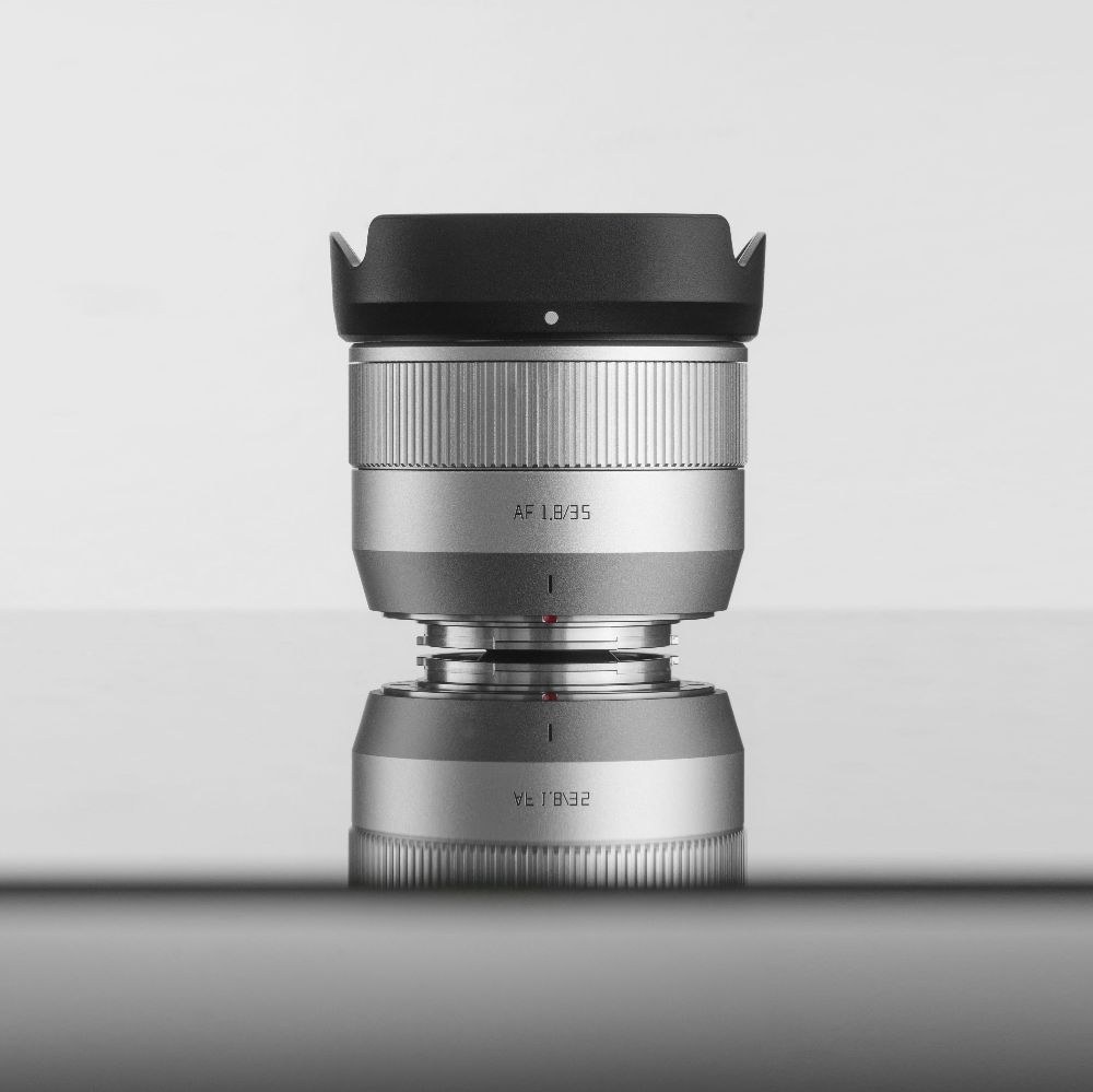TTArtisan APS-C AF 35mm F1.8 II – Sluneční clona v balení