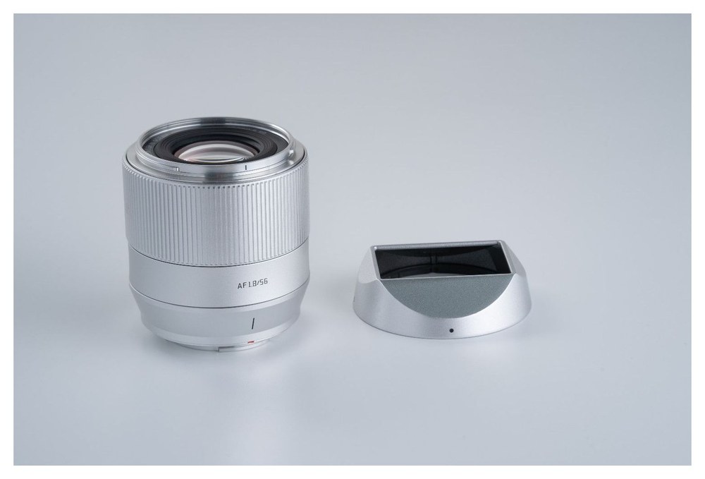 TTArtisan APS-C AF 56mm F1.8 – Celokovové tělo a sluneční clona