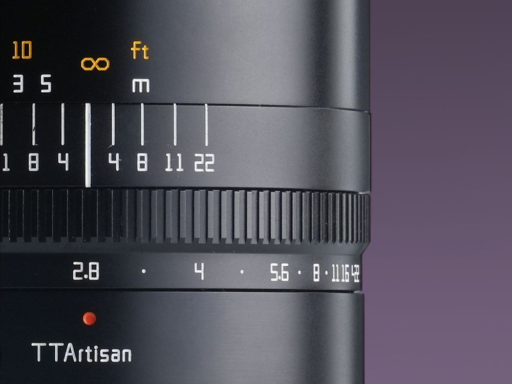 TTArtisan Macro 100mm F2.8 2x – Clona s aretací a stupnice ostření